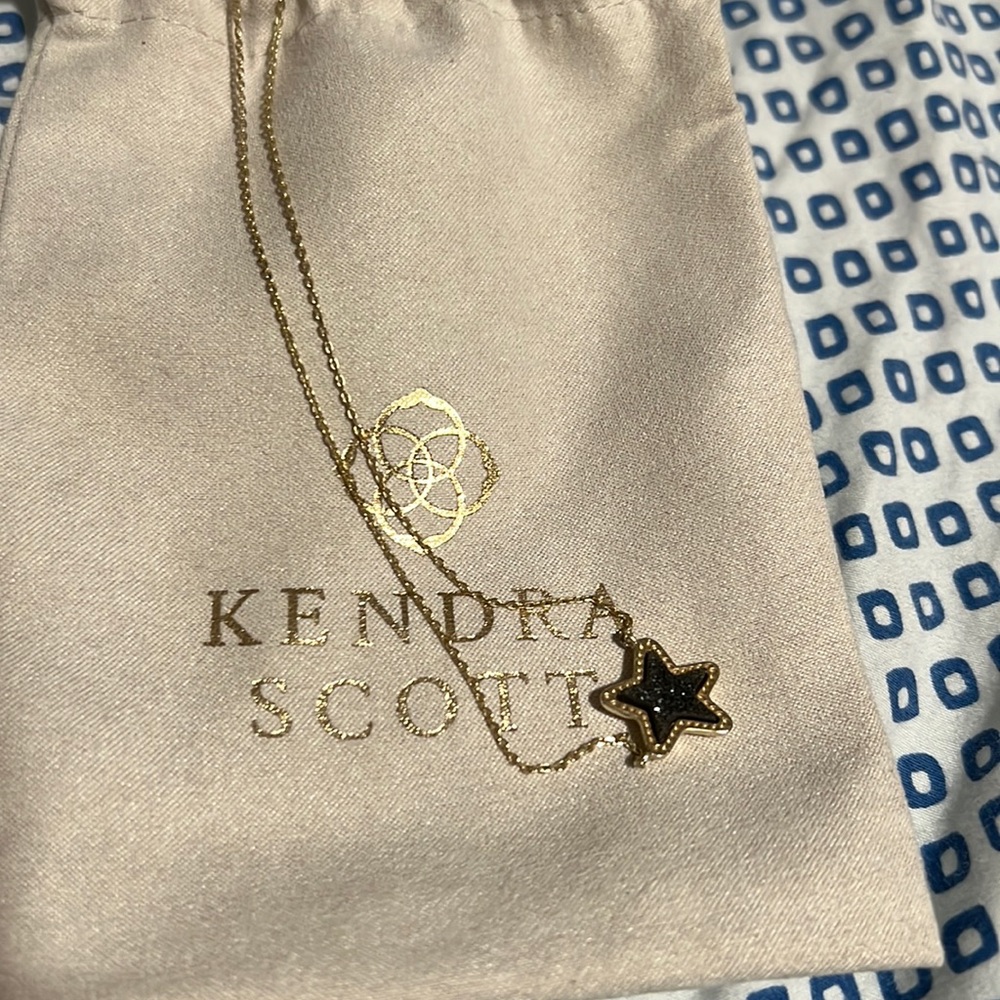 Black kendra scott star with gold chain and adjustable length/clip